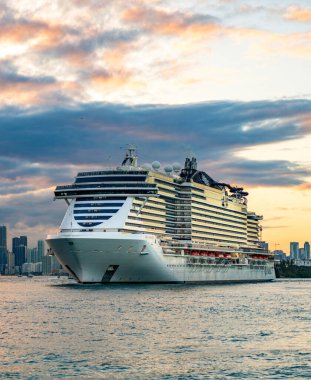 Miami, Florida, ABD - 23 Aralık 2024 Yaz Tatili Gezisi. MSC yolcu gemisinde. Gemi turu ve deniz seyahati. Akşamları gemi aydınlanır. MSC Sahil Yolcu Gemisi Yolculuğu.