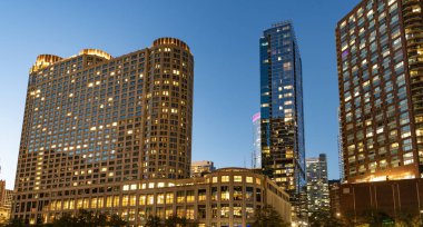 Chicago gece şehri. Gökdelen mimarisi. Gece iş gökdeleninde. Şehir merkezindeki gökdelen. Şehir mimarisi. Şehir gecesi aydınlatılmış bina. Modern cam bina.