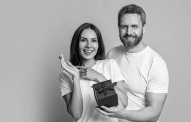 Sevgi dolu adam Sevgililer Günü için hediye veriyor. Sürpriz kadına hediye kutusu. Sevgilisinden hediye alan kız arkadaşı. Sevgililer Günü çifti. Birbirine aşık bir çift. Kadınlar günü hediyesi. Tatil için indirim..