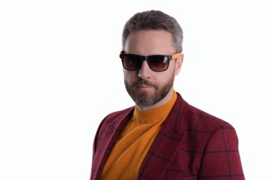 Ceket ve güneş gözlüğü takan kendinden emin bir iş adamı. Erkek modası. Beyaz tenli şık bir adam. Yakışıklı İspanyol adam modayı takip ediyor. Erkekler için moda. Alan reklamını kopyala.