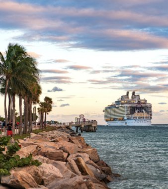 Miami, Florida, ABD - 23 Aralık 2024: Seas yolcu gemisi seferi senfonisi. Yaz tatilinde gemi turu. Royal Karayipler Uluslararası yolcu gemisi. Gemi turu. Lüks gemi gezisi..