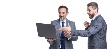 Serbest çalışmak için dizüstü bilgisayar kullanan iş adamları. İşletme bilgisayarında serbest çalışmak. Serbest çalışan işadamları beyazları izole ediyor. Uzaktan destek. Serbest çalışanlar blogu internete yüklüyor. Çevrimiçi çalışan serbest çalışan.