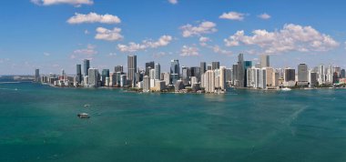 Miami ufuk çizgisi manzarası. Miami gökdelen şehri. Brickell Key 'in panoramik silueti. Miami şehir merkezi panoraması. Şehir merkezindeki panoramik şehir manzarası. Şehir mimarisi silüeti. Panoramik şehir manzarası.