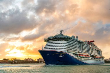 Miami, Florida, ABD - 16 Aralık 2024: yaz tatilinde tatil beldesi. Karnaval yolcu gemisi. Gemi turu ve deniz seyahati. Gemi Miami limanından ayrılıyor. Karnaval Gezi Gezisi Gezisi Kutlaması.