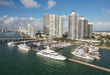 Lüks bir yaşam tarzı. Lüks Miami Florida manzarası. Yaz tatili. Marina rıhtımı. Lüks Güney Sahili marinası. Miami güney sahili manzaralı. Lüks bir yat limanında. Yat limanında yelken açmak..