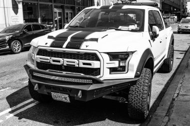 New York City, ABD - 09 Nisan 2024: 2017 Ford F-150 Raptor kamyonet arabası dışarıda park edilmiş, köşe manzaralı.