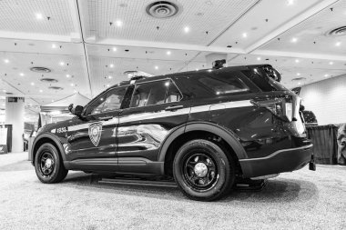New York City, ABD - 27 Mart 2024: Ford Explorer TBTA polis aracı New York Uluslararası Otomobil Fuarı, köşe görünümü.