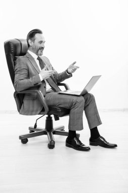 Uzaktan kumanda serbest çalışıyor. İş adamı, ofis elbisesi içinde dinleniyor. İş başarısı. Bilgisayarda iş adamı iletişimi. Çevrimiçi çalışan serbest çalışan biri. Serbest blog yazarı. müzakere.