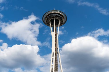 Seattle, Washington, ABD - 26 Temmuz 2024: Space Needle gözlem kulesi. Seattle mimari simgesi. Uzay iğnesinin mimarisi. Kule mimarisi dönüm noktası. Modernist kule tasarımı.