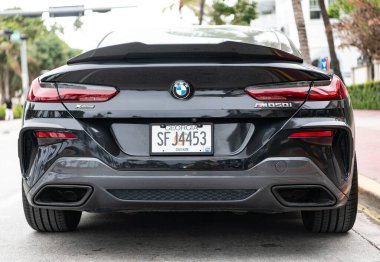Miami, Florida, ABD - 10 Aralık 2024: siyah 2019 BMW M850 Gran Turismo arabası. BMW M850 Gran Turismo tipi lüks bir araba. BMW M850 'nin arabası dışarıda park edilmiş. BMW M850, arka plan.