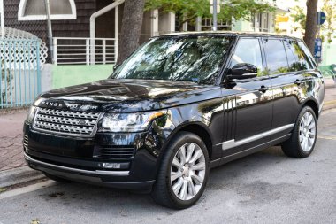 Miami, Florida, ABD - 08 Aralık 2024 Land Rover Range Rover 'ın lüks SUV arabası. Land Rover 'ın arabası dışarıda park edilmiş. Range Rover SUV 2016 siyah renk, köşe görünümü.