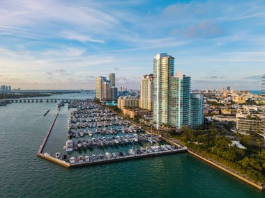 Lüks yatı olan Güney Point Miami marinası. Yaz tatili. Lüks Güney Sahili marinası. Lüks bir yat. Miami güney sahili manzaralı. Yat kulübü. Marina Miami, Florida 'da. Özel rıhtım. Lüks yaşam tarzı..
