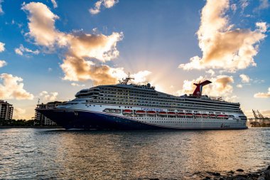 Miami, Florida, ABD - 10 Aralık 2024: Karnaval Gündoğumu yolcu gemisi yolculuğu. Yaz tatilinde gemi turu. Karnaval yolcu gemisi. Gemi turu ve deniz seyahati. Gemi Miami limanından ayrılıyor..