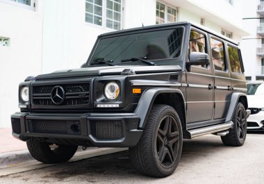 Miami, Florida, ABD - 16 Aralık 2024: siyah Mercedes Benz G 2018 SUV pikap. Mercedes Benz G tipi bir SUV kamyonet. Mercedes Benz 'in arabası dışarıda park edilmiş. Mercedes Benz G, köşe görünümü.