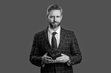 Erkekler günü. Başarılı patron hediye kutusunu paylaşıyor. İşadamı şirket partisi için hazırlan. İş ödülü. Şirketin hediye kutusuna sahip iş adamı Grey 'de izole edilmiş. Kurumsal ödül. Yıldönümü.