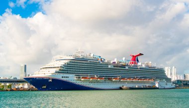 Miami, Florida, ABD - 03 Kasım 2024: Liman limanında gemi. Karnaval Horizon yolcu gemisi yolculuğu. Yaz tatilinde gemi turu. Karnaval Gemi Hattı. Gemi turu ve deniz yolculuğu..