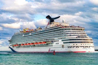 Miami, Florida, ABD - 23 Aralık 2024: Gemi Miami limanından ayrılıyor. Yolcu taşımacılığı. Sihirli Karnaval yolcu gemisi yolculuğu. Yaz tatilinde gemi turu. Karnaval yolcu gemisi. Gemi turu ve seyahat.