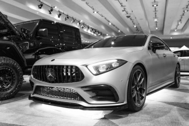 New York City, ABD - 27 Mart 2024: Mercedes Benz CLS yeşil araba New York Uluslararası Otomobil Fuarı, köşe görünümü.