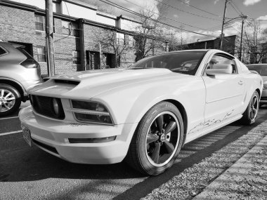 New York City, ABD - 18 Mart 2024: Ford Mustang GT coupe dışarıda, köşe manzaralı.