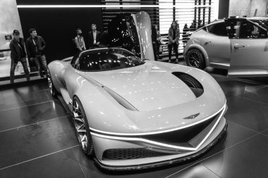 New York City, ABD - 27 Mart 2024: Genesis X Gran Berlinetta Concept supercar parlak turuncu araba açık kapılı New York Uluslararası Otomobil Fuarı, köşe görüş.