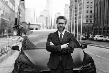 Pahalı takım elbiseli bir satıcı. İş adamı araba kiraladı. Lüks arabadaki sigorta acentesi. Başarılı bir araba satıcısı. Satış otomobili. Araba sigortası. Dışarıdaki iş adamı. Otomatik sigorta.