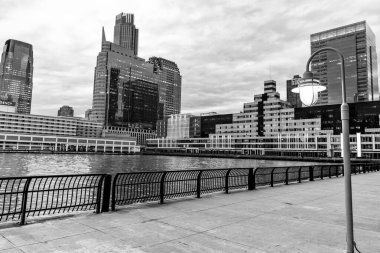 New York, Jersey City, ABD - 21 Aralık 2023: NJ gezinti alanında şehir merkezi olan gökdelen kıyısı.