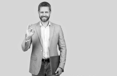 İş adamı portresi. Başarılı bir iş. Girişimcinin başarısı. Ofis müdürü. Başarılı bir iş adamı griden kurtuldu. İş adamının profesyonel mesleği dizüstü bilgisayarı tutmaktır. Tamam..