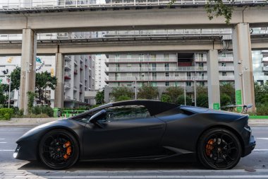 Miami, Florida, ABD - 26 Kasım 2024: Toyota Supra spor arabası. Toyota Supra turuncu renkli lüks spor araba. Toyota Supra 'nın arabası dışarıda park edilmiş. Toyota Supra, yan görünüm.