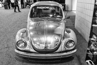 New York City, ABD - 27 Mart 2024: New York Uluslararası Otomobil Fuarı 'nda Volkswagen Yeni Böcek altın retro otomobil.
