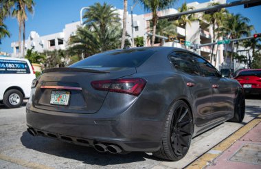 Miami, Florida, ABD - 06 Aralık 2024: Maserati Ghibli 2025 spor yara izi. Maserati Ghibli 'nin lüks spor arabası. Maserati Ghibli 'nin arabası dışarıda park edilmiş. Maserati Ghibli, köşe görünümü.