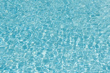 Yaz tatili. Mavi deniz lagünü dalgalanması. Deniz kıyısı kıyısı. Parlak sahil kıyısı. Yaz tatilinde. Dalgalanan suyun arka planı. Deniz sahili geçmişi. Deniz meltemi.