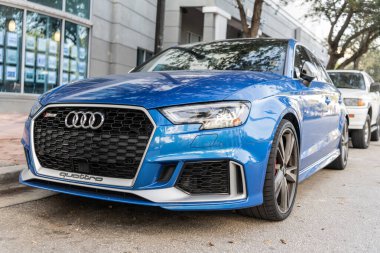 Miami, Florida, ABD - 05 Aralık 2024 Audi RS3 Sport Hatchback otomobili. Audi RS3 'ün lüks arabası. Audi RS3 'ün arabası dışarıda park edilmiş. Audi RS3 mavi renk, köşe görünümü.