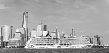 New York, ABD - 13 Haziran 2023: New York 'ta Manhattan' a giden Norveçli bir gemi. New York Manhattan 'ın Skyline' ı Hudson Nehri yolcu gemisi NCL 'de seyrediyor..