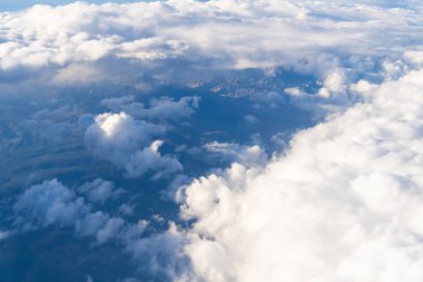 Gökyüzü bulutlu. Bulutlu hava manzarası. Bulut ve bulutlu gökyüzü. Bulutlarla kaplı hava bulutlu manzarası. Hava bulutlu gökyüzü manzarası. Uçaktan bulutlu görüntü. Bulutlu atmosfer.
