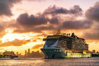 Miami, Florida, ABD - 16 Aralık 2024: MSC Sahil Seyahati. Yaz tatilinde gemi turu. MSC yolcu gemisinde. Gemi turu ve deniz seyahati. Geceleyin aydınlanan gemi.