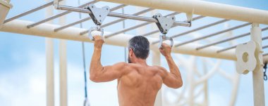 Kas kasları ve trisepsler. Güçlü bir atlet. Adam yanaşıyor. Güçlü sırt kası olan kaslı bir sporcu. Spor barfiks egzersizi. Spor eğitimi. Sporcu adam egzersiz yapıyor. Spor yaşam tarzı.