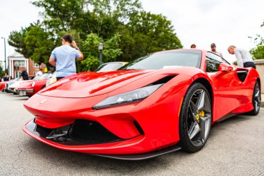Chicago, Illinois - 29 Eylül 2024: Ferrari F8 Spider veya Haraç kırmızısı. Ferrari F8 Spider ya da Haraççı sokağa park etmiş. Köşeden bak. Lüks Ferrari F8 Örümcek ya da Chicago 'daki haraç
