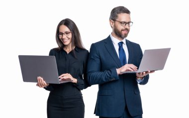 Uzaktan kumandalı çalışıyor. İş başarısı. Beyazlar üzerinde izole iş adamları. Çevrimiçi çalışan serbest çalışan biri. Online iş iletişimi. Ofisinde dizüstü bilgisayarı olan iş adamları. Yardımcı iş.