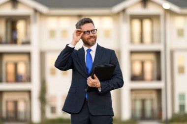 Kirala ya da yeni bir ev al. Ev sigortası. Emlak sigortası tanıtımı. Başarılı bir komisyoncu. İpotek sigortacısı. Amerikalı satış müdürü. Satılık bir emlakçı. Takım elbiseli bir emlakçı. Lisanslı emlakçı.