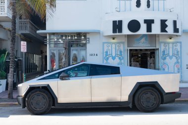 Miami, Florida, ABD - 17 Aralık 2024 Tesla Cybertruck elektrikli kamyonet vagonu. Tesla Cybertruck 'ın elektrikli arabası. Tesla Cybertruck 'ın arabası dışarıda park edilmiş. Tesla Cybertruck, yan görüş.