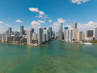 Şehir silüeti. Florida, Brickell Key 'den Miami' ye. Şehir merkezinde bir gökdelen. Şehir manzarası silüeti. Miami 'deki Brickell binası. Gökdelen mimarisi olan Brickell Skyline. Lüks hayat..
