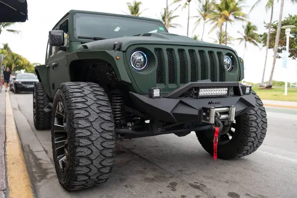 Miami, Florida, ABD - 07 Aralık 2024 Jeep Wrangler 'ın lüks SUV arabası. Jeep Wrangler 'ın arabası yolda. Jeep Wrangler, köşe manzaralı. Jeep Wrangler SUV arabası.