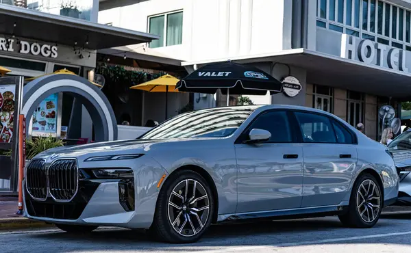 Miami, Florida, ABD - 21 Kasım 2024: BMW i724 elektrikli sedan. BMW i7 marka lüks bir sedan araba. BMW i7 'nin elektrikli arabası dışarıda park edilmiş. BMW i7, düşük görünüm.