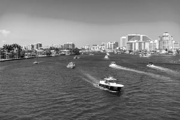 Fort Lauderdale, Florida, ABD - 25 Mart 2023 Fort Lauderdale turist kıyı şeridi manzaralı birçok tekne.