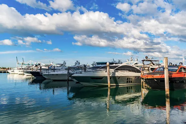 Denizdeki sürat teknesi. Yaz tatili. Lüks marina. Sefer teknesi denizde yüzüyor. Tekne turizmi. Deniz marinası. Lüks yat marinası. Limanda lüks bir tekne ve yat var..