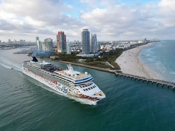 Miami, Florida, ABD - 31 Ocak 2025: Norveç Gem yolcu gemisi yolculuğu. Yaz tatilinde gemi turu. Norveç yolcu gemisi. Gemi turu ve deniz seyahati. Gemi Miami sahil limanından ayrılıyor..
