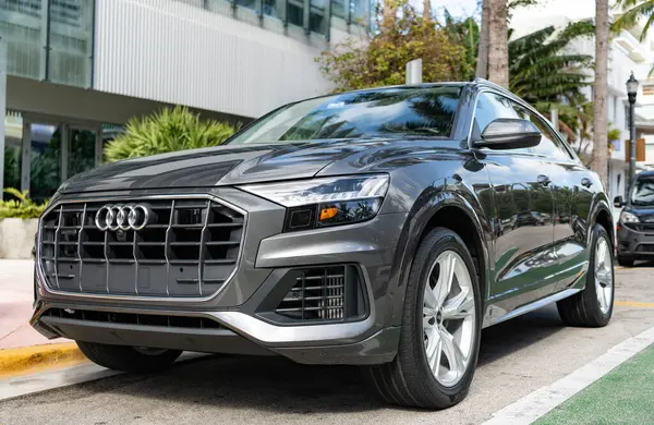 Miami, Florida, ABD - 09 Aralık 2024: Audi Q8 quattro 2019 spor geçiş aracı. Audi Q8 tipinde bir spor araba. Audi Q8 'in arabası dışarıda park edilmiş. Audi Q8, ön görünüm.