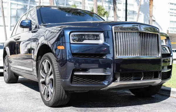 Miami, Florida, ABD - 21 Kasım 2024: siyah Rolls Royce Ghost 2013 arabası. Rolls Royce Hayalet modelinin lüks arabası. Beyaz Rolls Royce arabası dışarıda park halinde. Rolls Royce, köşe manzaralı..