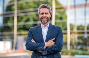 İş molasında ofis müdürü. Açık havada başarılı bir iş adamı. Profesyonel iş adamı takım elbise giyer. İş patronu portre adamı. Başarılı bir iş. Girişimci anlaşmasının başarısı.