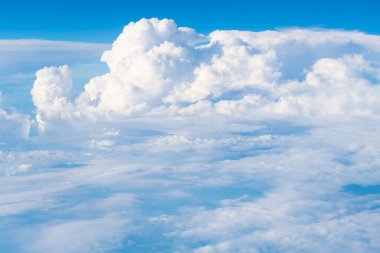 Mavi gökyüzü ve birkaç bulut. Gökyüzü çok parlak ve bulutlar her yere dağılmış. Mavi gökyüzünde güzel bir bulut. Gökyüzünde beyaz kabarık bulutlar